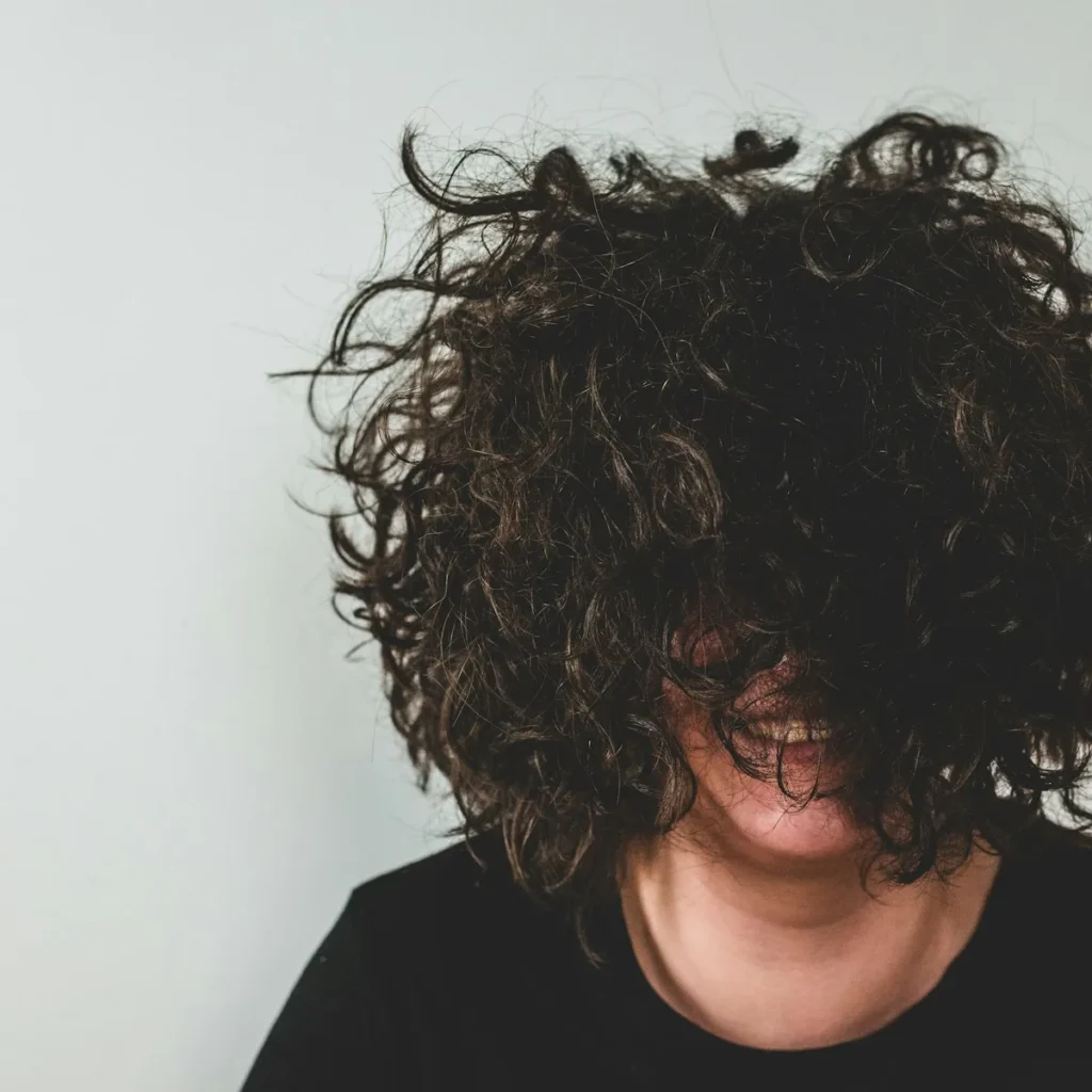 Krauses, voluminöses Haar mit Frizz – Pflege gegen Frizz